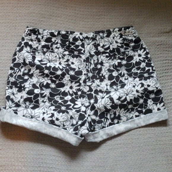 Floral High Waisted Shorts - Picture 5 of 6